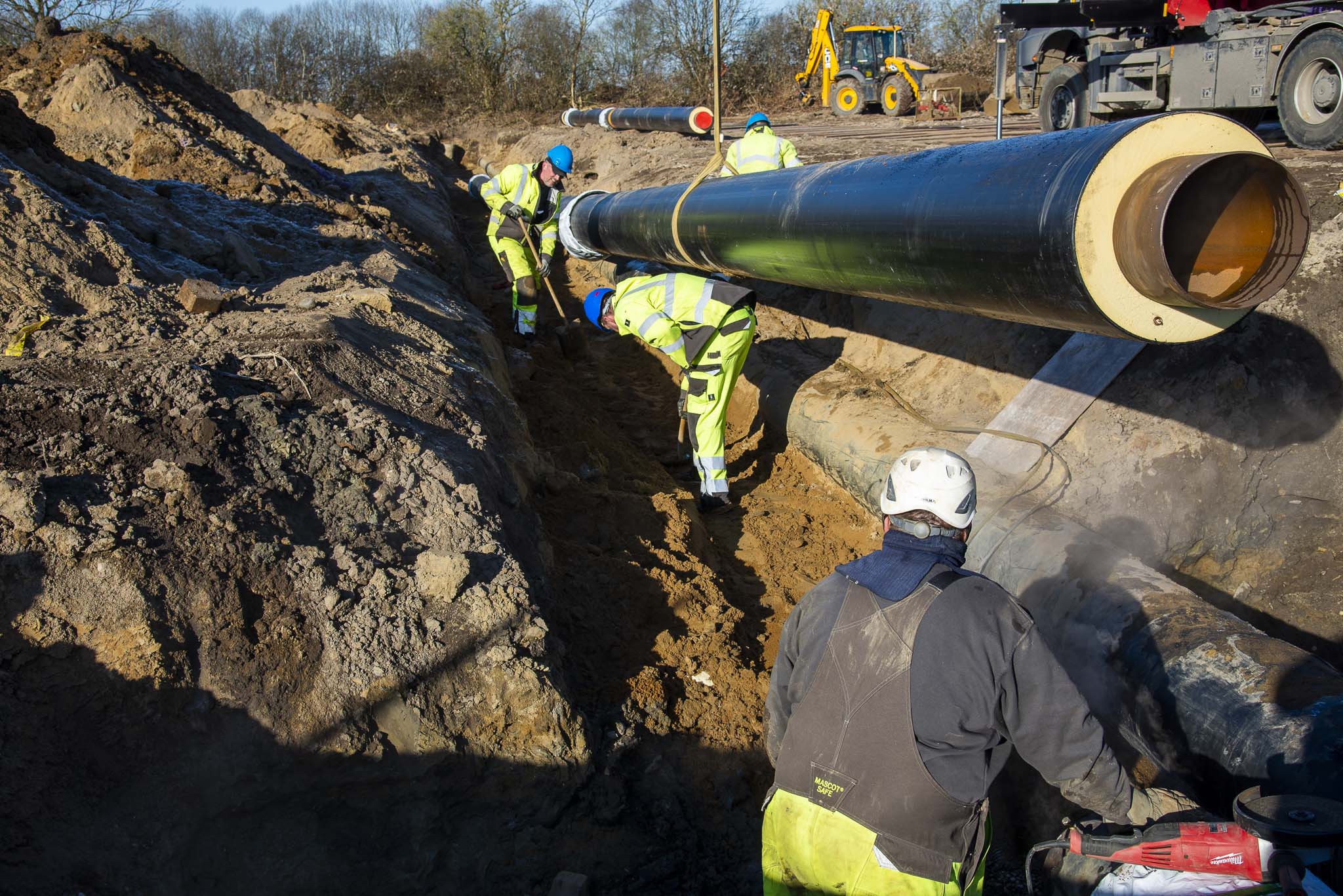 Det sidste sand rettes til, så røret passer helt præcist, når det er lagt. Foto: Rune Kaldau