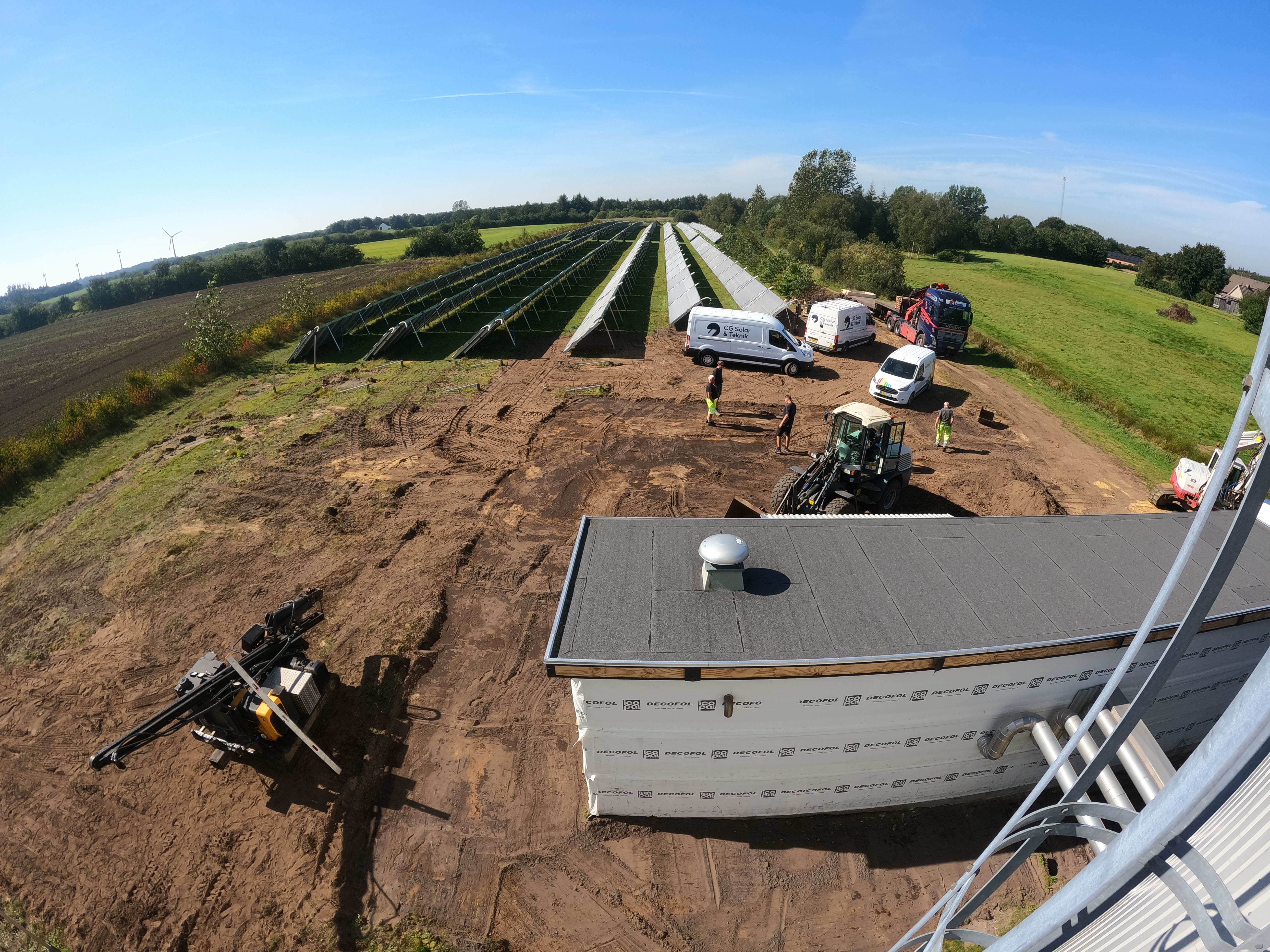 Maskiner og medarbejdere planerer og klargører til opførelse af varmepumpehal